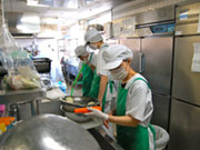 給食を提供している現場では、パートさんなども多数活躍中!1施設につき、約3〜15名程のスタッフで協力し、「安心・安全な食の提供」の為に作業を行っております。