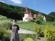 後ろに見えている建物が「喫茶フレグランスハウス」です。ハーブガーデンの花の様子や、イベントの告知といった情報発信も積極的に行っています。ガーデンで育ったハーブを使用したおいしい料理も自慢です!