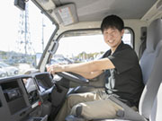 <シゴトの流れ②>
一人一台、自分専用車が与えられます。お客様先へ向かう道中は一人の時間。お客様と話す時間も会社での時間も有意義ですが、気楽な一人の時間って実はみんな重宝してます!笑