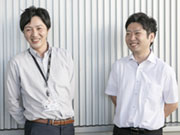 <先輩たちの素顔>
マネージャーのお二人(30代前半。同期)
仕事中はバリバリでも、二人になった時の会話は「週末子どもと何してる〜?」なんてパパの顔に。家族を養い土日は休み。家族を大切にできるのも魅力の一つ。