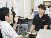 <シゴトの流れ⑥>
1日の最後はマネージャーとの共有タイム。堅苦しいものでは無く、1日の報告や相談やアドバイスをもらえる時間です。わからない事はその日のうちに解消できる。オンオフのメリハリに繋がります。