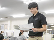 <シゴトの流れ①>
朝はその日訪問するお客様への納品内容のチェックから。
曜日毎に訪問先が固定されているのが、ルートセールスの安心感。
1日10件ほどを訪問します。