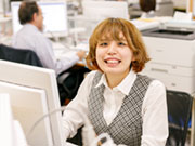 高橋産業では若手社員が多数活躍中。年令にとらわれず、実績に応じて積極的に役割任用しています。