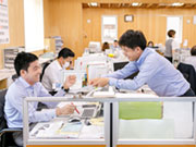 建材の会社らしく、木がふんだんに使われたオフィス。電話と社員の話し声で賑やかな事務所です。