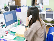 【事務職】一般事務スタッフのお仕事は、電話応対やパソコンを使用しての業務が中心です。