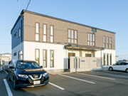 【社屋】現社屋が建ったのが2年前。こちらの裏手の敷地に車輌や重機が駐車されています。