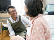 【のまる江別文京台】いつも顔を合わせている関係だから会話も弾みます。そこにスタッフ〜利用者さんの垣根はありません。