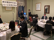 【昨年度忘年会風景】
弊社には社員親睦会があり、定期的に会を催し社員の交流を図っています(社員の誕生日会、季節ごとの食事会など)。また、社員は帰省の折には、地元のお土産を持参しあい、交流を深めています。