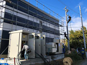 【構内電線路設備工事風景】
高圧受変電設備、自家発電設備の設備工事風景です。
近年、大型施設の工事受注増加に伴い、工事規模と容量も増加、より高度な技術と熟練度が必要な工事が増えています。