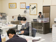 仕切りのないワンフロアに全部署、全社員のデスクがあります。社長のデスクもすぐそこに。
今年は一人一人に飛沫防止パーティションが設置されましたが、コミュケーションが取りやすい、クリアな社風はそのまま♪