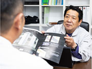 【研修①】入社した方のスキルに合わせて研修します。実際に扱う商材の資料を見ながら特徴や強みを理解していきます。