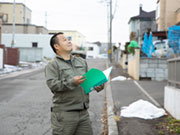 【仕事の流れ②】その日にまわるエリアを決めて、リストや住宅の状況を見ながら訪問します。最初は足で数をこなすスタイルがメインになります。