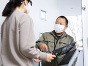 【仕事の流れ③】お客様のニーズを確認した上で訪問日時の約束をします。ご家族全員で説明を聞いていただきます。