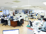 事務所内はとても広々しており、キレイです。 本社には様々な事業部があり、新卒入社のスタッフがいる事業部も。20代スタッフが多数在籍しておりますので、若手の交流も賑やかです。