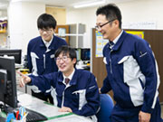 困ったことがあれば部署をこえて必然的に互いをサポートしたり声を 掛け合ったりする環境です。