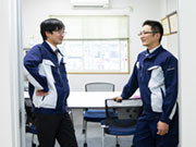 「どうした〜?」、「あそこの現場なんだけどさ〜」仕事での悩みだったりは一緒に悩み、解決の為のアドバイスをくれる仲間がいます。