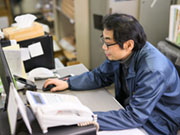 デスクワーク一つとってもその内容は様々。商品管理、書類作成、ホームページ更新…など、職員の得手分野を活かして分担しています。