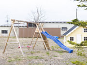ショールーム内に子どもが遊べるキッズパークもあります。ブランコ&滑り台は北欧製!木ならではのやさしさとあたたかみがあります。商談が長引いても子どもたちも飽きずに楽しめます!