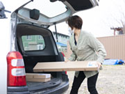 近郊のお客様への商品配達もあります。オートマのワゴンタイプの乗用車です。女性でも持てる重さや大きさの物が大半です。重たい物を運ぶときなどは銭函営業所の男性スタッフが手伝いますのでご安心ください