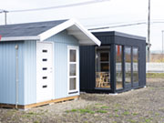 タイニーハウスやガーデンハウスも多数展示。タイニーハウスは「小さな家」 という意味で住まい・作業場・秘密基地など使い方は無限大!外壁の色や室内のインテリアなど自分好みの空間をつくれる楽しさがあります