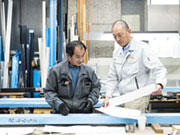 【段取り管理】1Fに組立の工場、2Fにオフィスがある当社。入社後は施工管理の仕事はもちろんですが、工場で実際に物がどのように作れているか、窓がどのような仕組みで設置されているか、基礎から順を追ってお伝えします