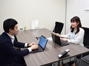 具体的には月1回程度職場に訪問し、直接コミュニケーションを取るようにしています。営業は無理な案件は受けず、所属しているエンジニアさんが希望する仕事を優先して探します。基本はエンジニアファーストです!