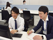 勤務先にはチームで働きます。1チーム3人程度から大きい案件では何十人体制のチームまで。取引がある企業様は規模が大きいため、案件は異なっても同じ職場で働く同僚がいることも。孤独になることはありません。
