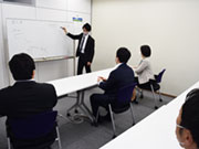 2カ月に1回行う定例会の様子。会の中ではそれぞれのエンジニアさんの状況や自社の活動共有の他、勉強会なども行っています。研修も支店で行うものから本社で行う研修など様々です。