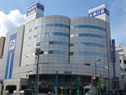 中央区大通西17丁目にある本社ビル。1Fが本店ショールームです。面接や入社後の研修は本社で行います。
一緒に頑張りましょう!