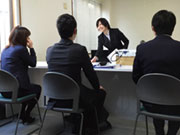 入社後、まずは10日間机上での研修を行います。
接客の基本・オプションプラン・個人情報の取り扱い等コンプライアンスに関することまで丁寧にお教えします。
店舗へ配属後も2カ月店舗の教育担当がサポートします!