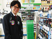 本郷通り2丁目店/船藤店長(30)、入社10年目。奥様と娘さんの3人家族。就活する中で学生時代のコンビニでのバイト経験を活かせる理由から店長に。「母体が酒屋なのでワインに力を入れてるのがうちの店の特徴」と船藤店長。