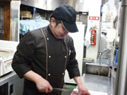 注文を受けてからお肉をカット。一 頭買いの美味しいお肉をリーズナブ ルな料金で提供。
そして何よりお客様が喜んで下さる!誇りを持って働ける職場です。
お店の形態も色々あるので沢山の事を学べますよ♪