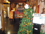 店舗のディスプレイも各店舗のスタッフに任されます。クリスマス、お正月、ひな祭り等々...。
スタッフみん なでアイディアを出し合いながらお客様に喜んでいただけるお店作りを楽しんでいるんです。