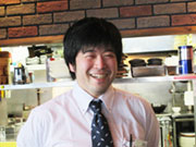 最初は中華ならではの専門用語が分からず苦労しましたが、覚えてくると面白いですよ。例えば、海老チリはガンソー、焼きそばはツォーメンと呼びます。