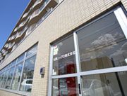 地下鉄元町駅から徒歩で8分、マンションの1Fに当社オフィスがあります。駐車場もありますので、車通勤もOKです。