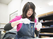 「品証」の現場です。日本国内はもとより、世界からその技術力の高さに期待されて申し込みが入るため、品質については妥協のない仕事を徹底しています。