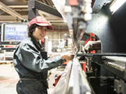 女性のスタッフも活躍しております。産休後に復職したスタッフであったり、主婦のパートさんであったり、機械設備がしっかりしているので、男女問わず活躍できる職場環境なのです。