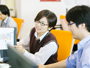 コーダーとしてWEBサイトの運用業務に携わっています。修正や更新業務が中心で、月に5、6案件が進行しています。納品が近い時期には残業することもありますが、残業代は100%支給。朝まで働くなんてこともありません
