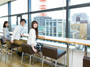 「ちょっと目が疲れちゃったな〜という時には、遠慮無くリフレッシュルームへ!ここからのイルミネーションの眺めは格別です!」