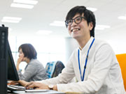 前職はコールセンターのSV。入社時のスキルは、JavaScriptやjQueryをコピペしてサイトを作れる程度でしたが、経験が浅くても自分のペースで経験を積んでいける体制があるので、しっかりと目標をもって取り組めます