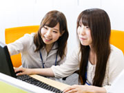入社後はスキルに合わせた研修があり、実際の案件に近い練習用課題に取り組みます。指示通りの作業を行い、完成したら本社のトレーナーのチェックを受けます。わからないことはすぐに質問できるので理解が深まります。