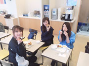 休憩時間もスタッフ同士で上手に調整。メリハリをつけてお仕事するのがポイントです。休むときはしっかり休む♪