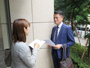 店舗ではリーダーを中心にチームとして行動。現場ではインカムでメンバー同士が連絡をとりあえるようになっているので、困った時はすぐにリーダーや先輩に質問できとても心強いです!
