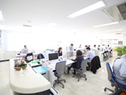 【社内雰囲気】2階3階に上がると、白を基調としたオフィスが登場!明るく解放感があります。今回は設備工事プランナーがメイン!といういうことでお仕事のPOINTをご紹介します!