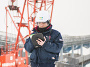 最近では現場によってはタブレットを活用することも。しかし現場で一番大切なのはコミュニケーション。工事長や職人さんと密にコミュニケーションをとらないと、スムーズに工事は進みません。