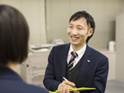 札幌オフィスに所属する営業の川井さん。取引先への営業だけではなく、ワット・コンサルティングの技術者が現場で気持ちよく働けているか?スキルをしっかり活かせているか?小まめに顔を出してサポートしています。