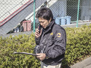 もし分からないことがあればすぐに支店や本部に連絡できる環境です。外回りの営業は一人で働いているイメージがあるかもしれませんが、営業の負担を減らせるようにバックアップしています。