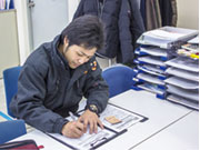 買取後は、車両を最寄りのオークション会場等に回送します。
会社に戻った後は情報を整理。まとめ終わったら本社に提出し、査定額を算出します。