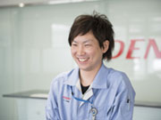 現在は吸気圧センサの製造ラインに所属しています。組み立ては専用機械が行うため自分たちの役割はそのオペレーションがメイン。高度な作業に思えますがOJT体制もしっかりしているので新人さんも安心して働けます。