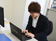社長室はありません。共に働くみなさんと同じ目線・同じ環境で働くことで、コミュニケーションを大切にしています。スタッフの皆さんには長く働いてもらいたいですし、良さをわかってもらいたいです。